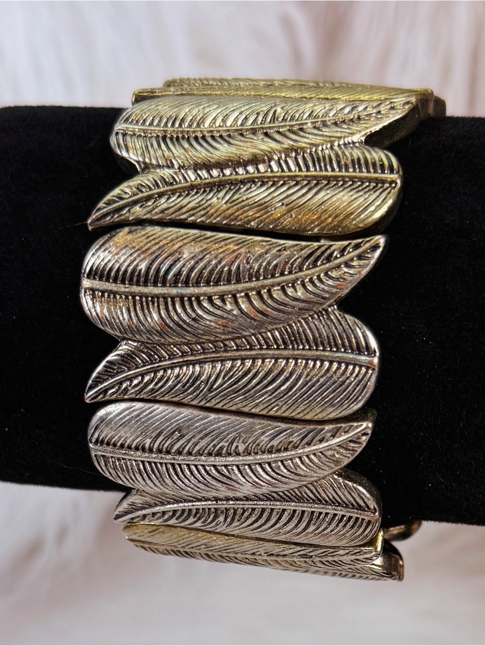Vintage Bold Leaf Motif Stretch Bracelet Aged Goldtone